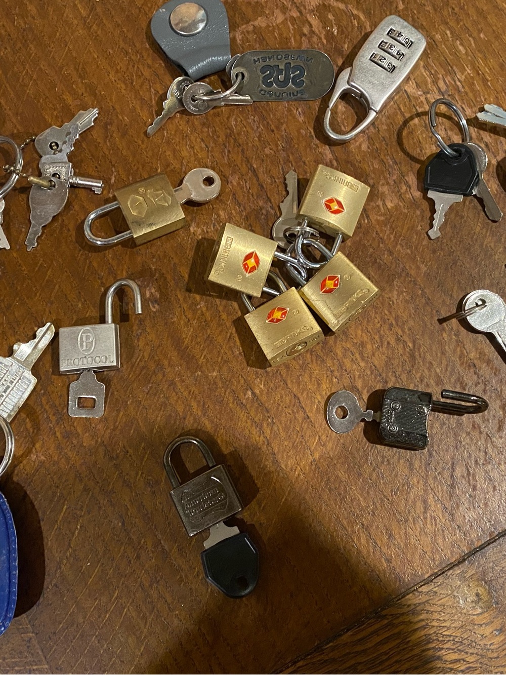American Tourister Brass TSA Luggage Locks with Keys - Gold and Silver